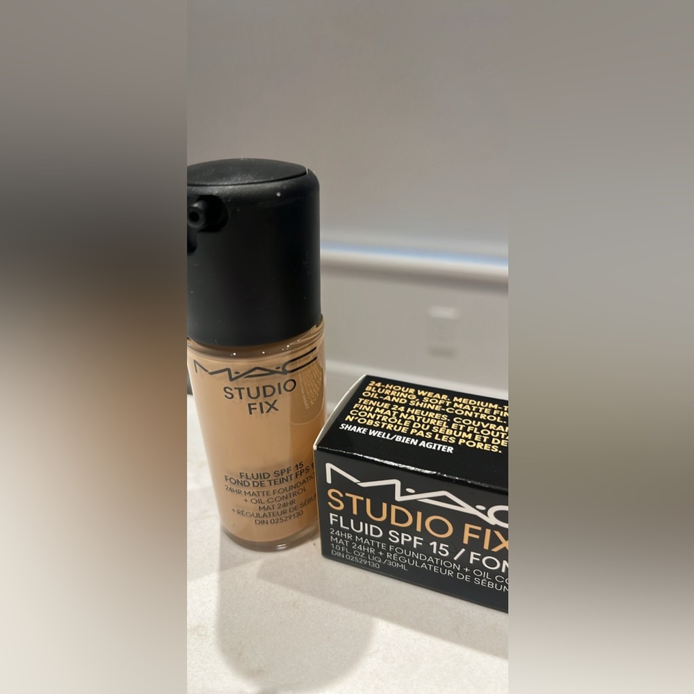 MAC Studio Fix Foundation NC 20